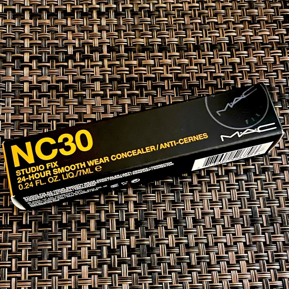 NWT- MAC- Studio Fix 24 Hour Smooth Wear Concealer in NC30